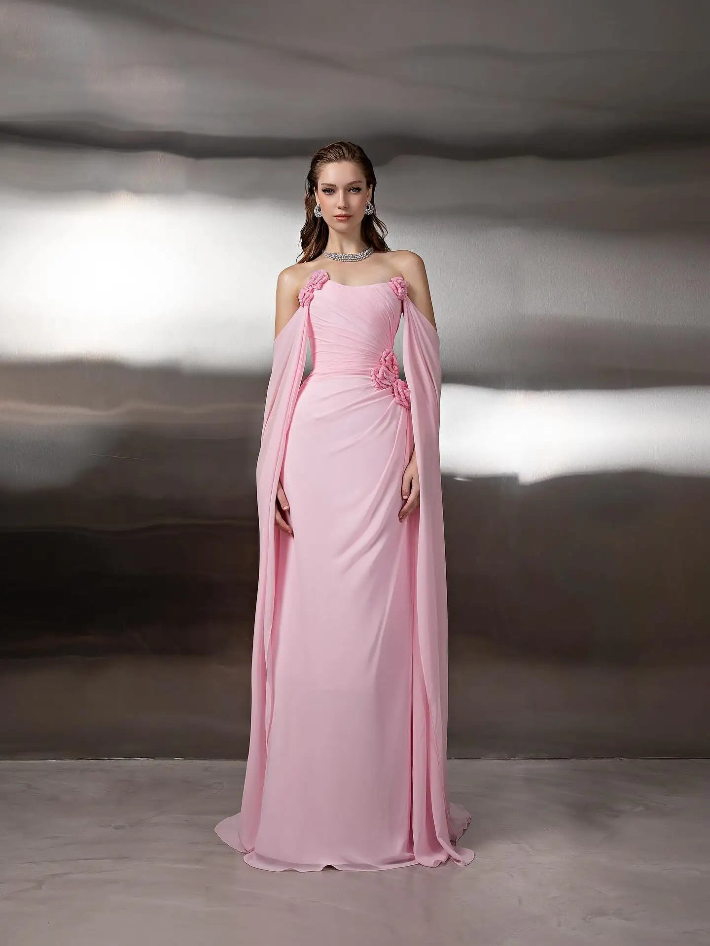 Abito da sera formale con maniche ad aletta e scollo a barchetta dritto personalizzato. Abiti da occasione delicati su misura. Abito da festa moderno alla moda