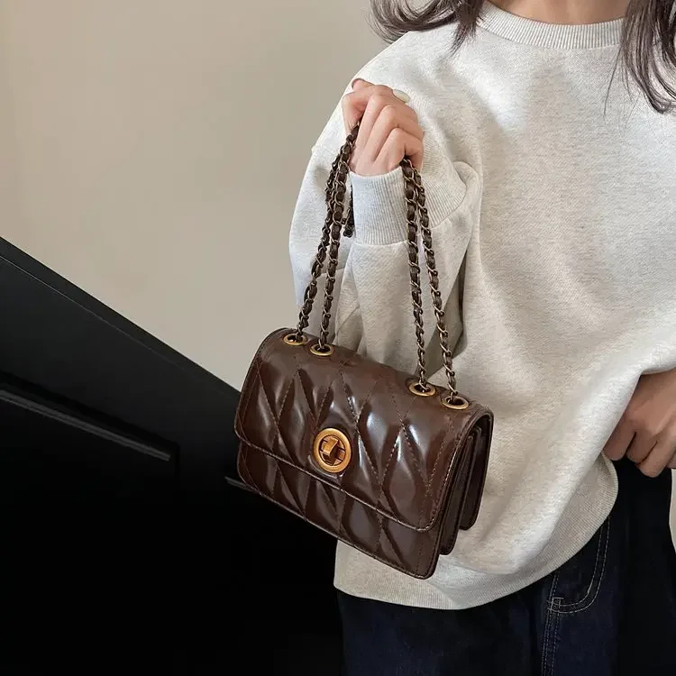 

2026 Rhombus Line Pattern Women's Chain Shoulder Bag High-End Commuter Messenger Small Square Bag for Stylish Travel