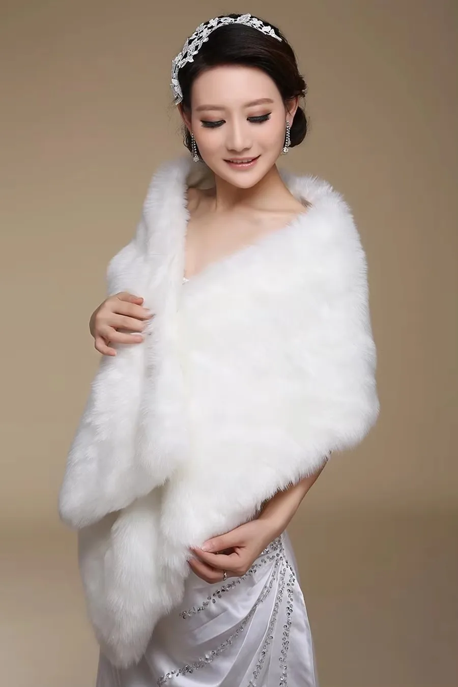 ขายร้อนเจ้าสาว Wraps ผ้าคลุมไหล่เจ้าสาวงานแต่งงาน Cape femme hiver Bolero mariage ราคาถูกยักไหล่ Faux fur coat อุปกรณ์จัดงานแต่งงาน 2025