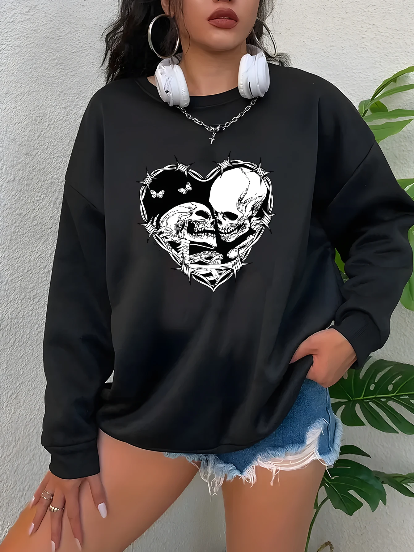 Women's Crewneck Sweatshirt with Heart-Shaped Skull Design – Fleece-Lined for Warmth; Suitable for Halloween Costumes and Winter