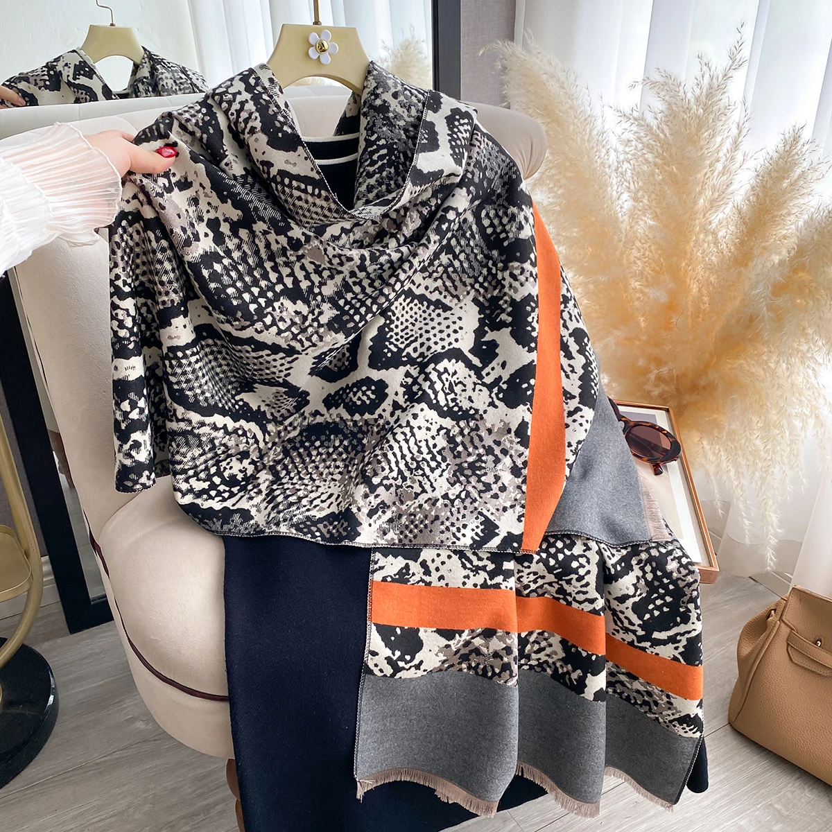 

Luxury Leopard Winter Cashmere Scarf Women Design Warm Pashmina Shawl Wraps Bandana Female Thick Blanket Soft Bufanda Foulard