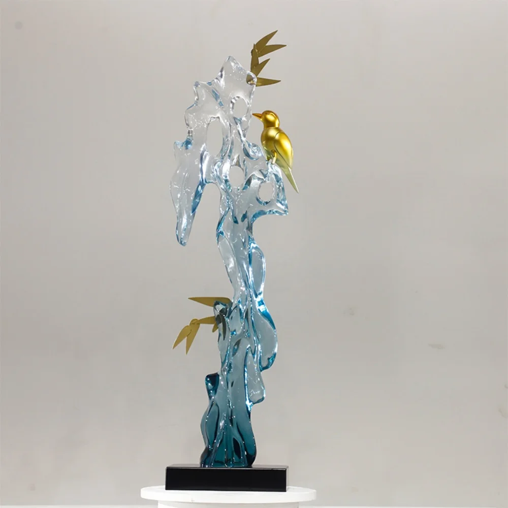 

Градиентная синяя прозрачная скульптура из смолы и камня в виде металлической птицы и бамбукового листа для элитных коммерческих помещений