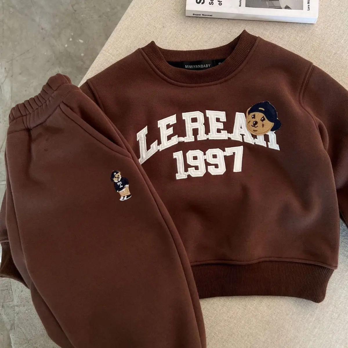 2026 Neuer Koreanischer Fleece-Trainingsanzug, Winter Verdickter Buchstaben-Pullover & Bären-Jogginghose 2-teiliges Set für Jungen und Mädchen – Detail 10
