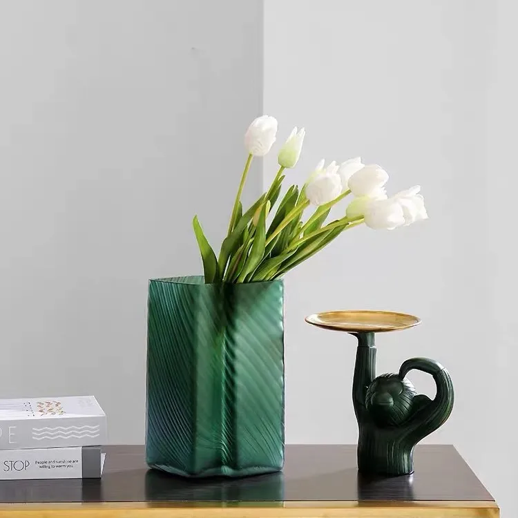 European high-end five-star hotel flower arrangement, creative colored glass vase craft decoration, wholesale by manufacturers