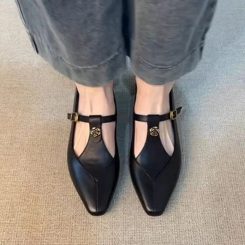 Damen-T-Strap-Loafer mit Rosendekor, Vintage-elegante, weiche Lederschuhe mit niedrigem Absatz, bequeme Schuhe für Frühling, Büro, Pendeln und Verabredungen