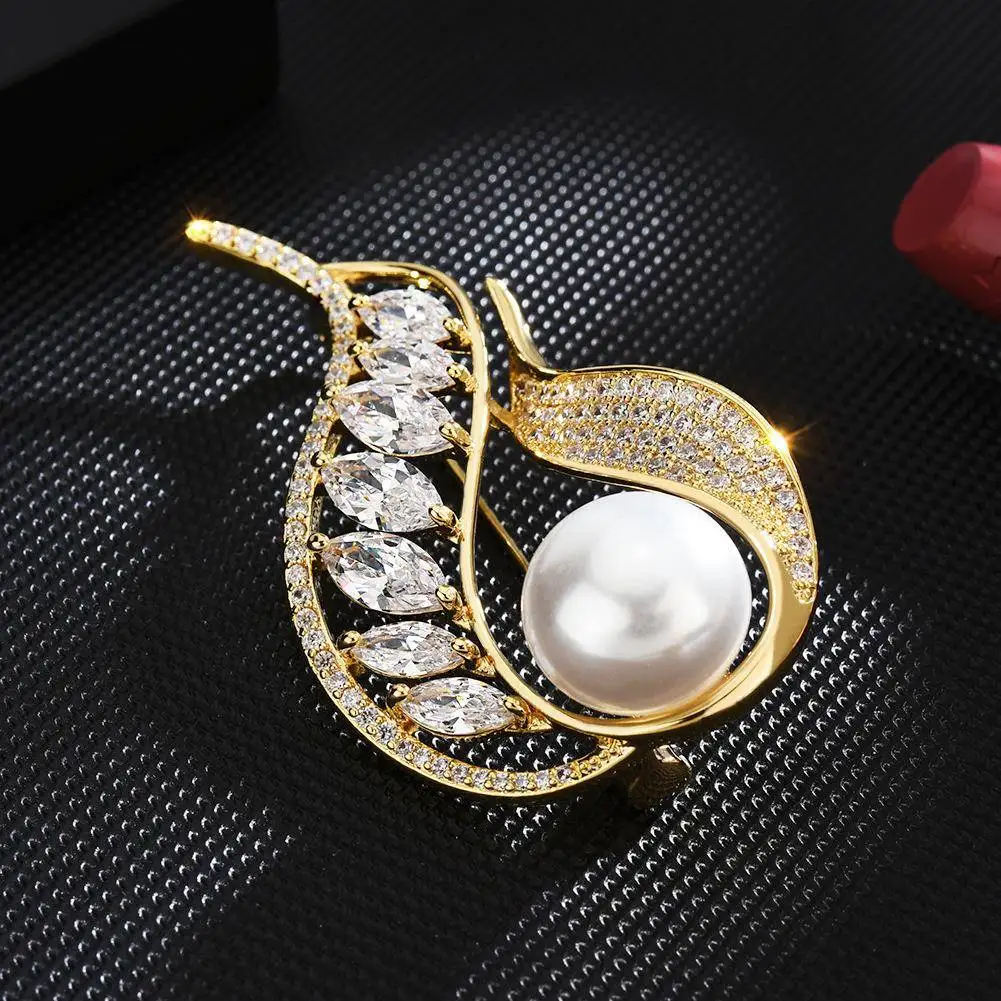 New Fashion Crystal Women's Brooches Gold Color Flame Pearl Flower Lapel Pins Korean Style Accessories Corsage Pin