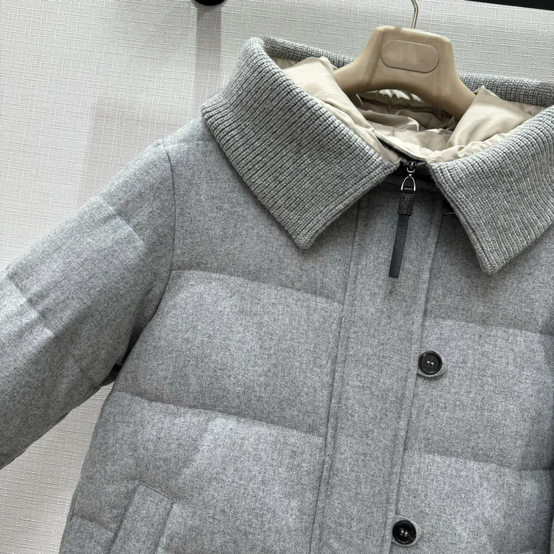 ملابس نسائية موضة 2025 سترة طويلة بسيطة مع ياقة مكدسة وتصميم أزرار خريف وشتاء جديد 1103