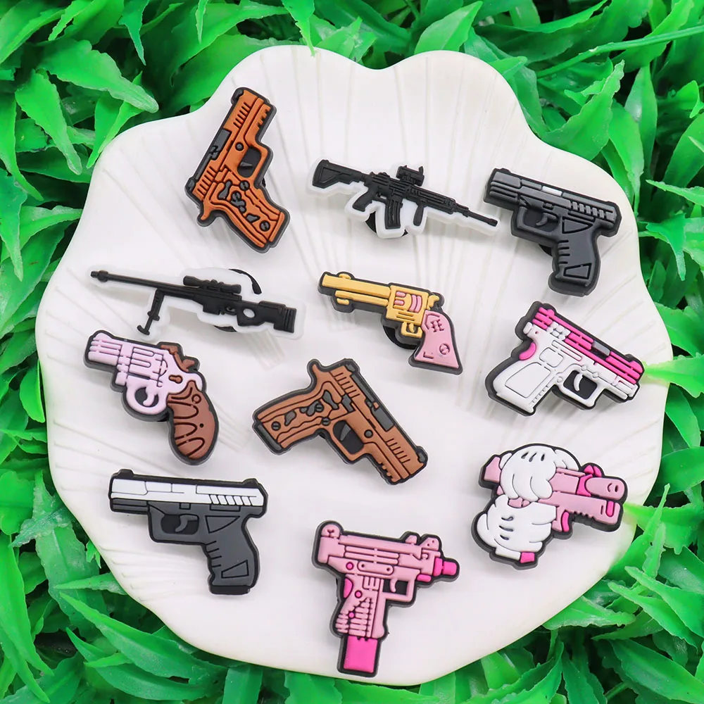 Dijes de pistola de PVC para niños, accesorios de pistola, hebilla de sandalia, bricolaje, decoraciones para zuecos, alfileres, pulseras, regalo para niños, mezcla de 50 piezas