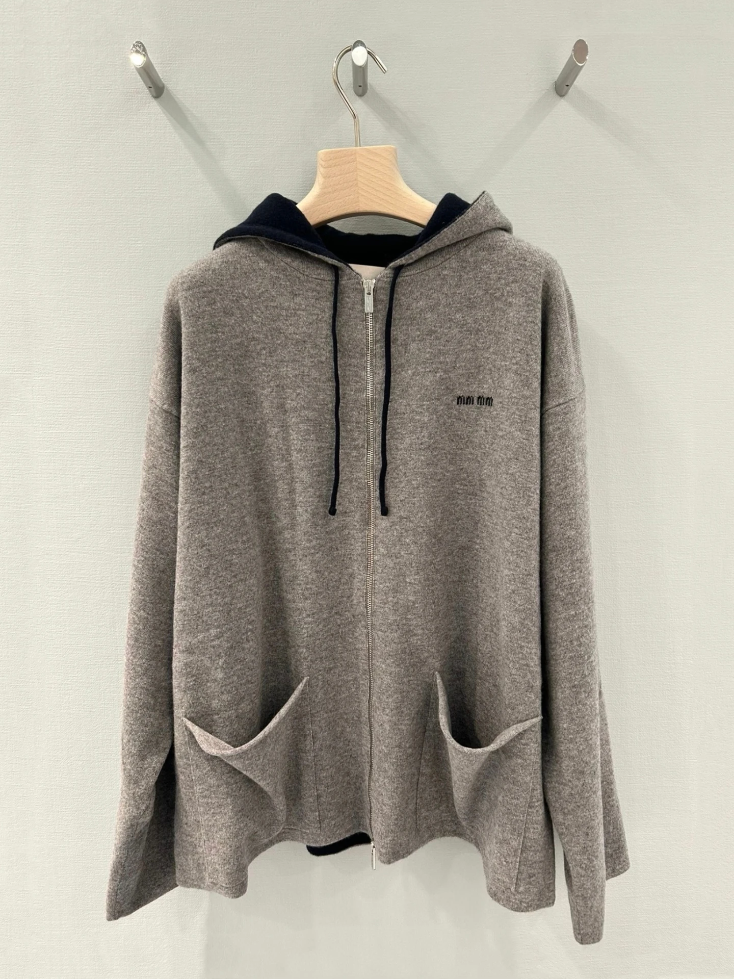 

2025 Winter New Arrival: Loose Fit Zip-Up Hooded Knit Sweater