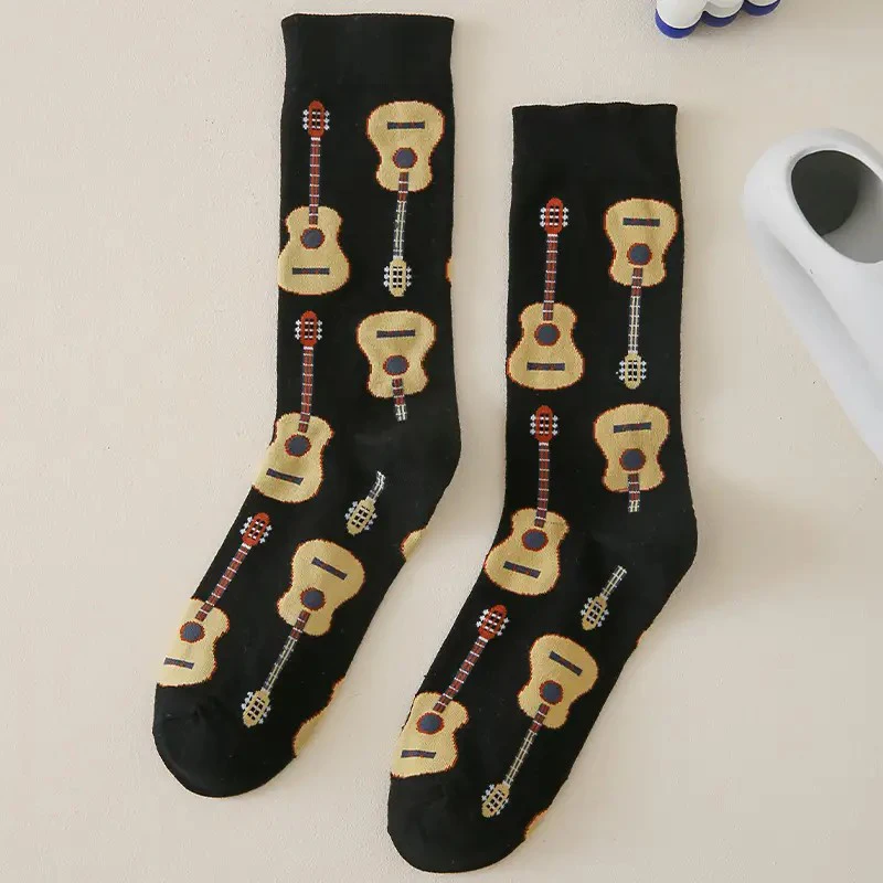 1 par de calcetines de tubo medio con estampado de guitarra para hombre, calcetines informales transpirables suaves y cómodos con cuello redondo y dibujos animados versátiles a la moda