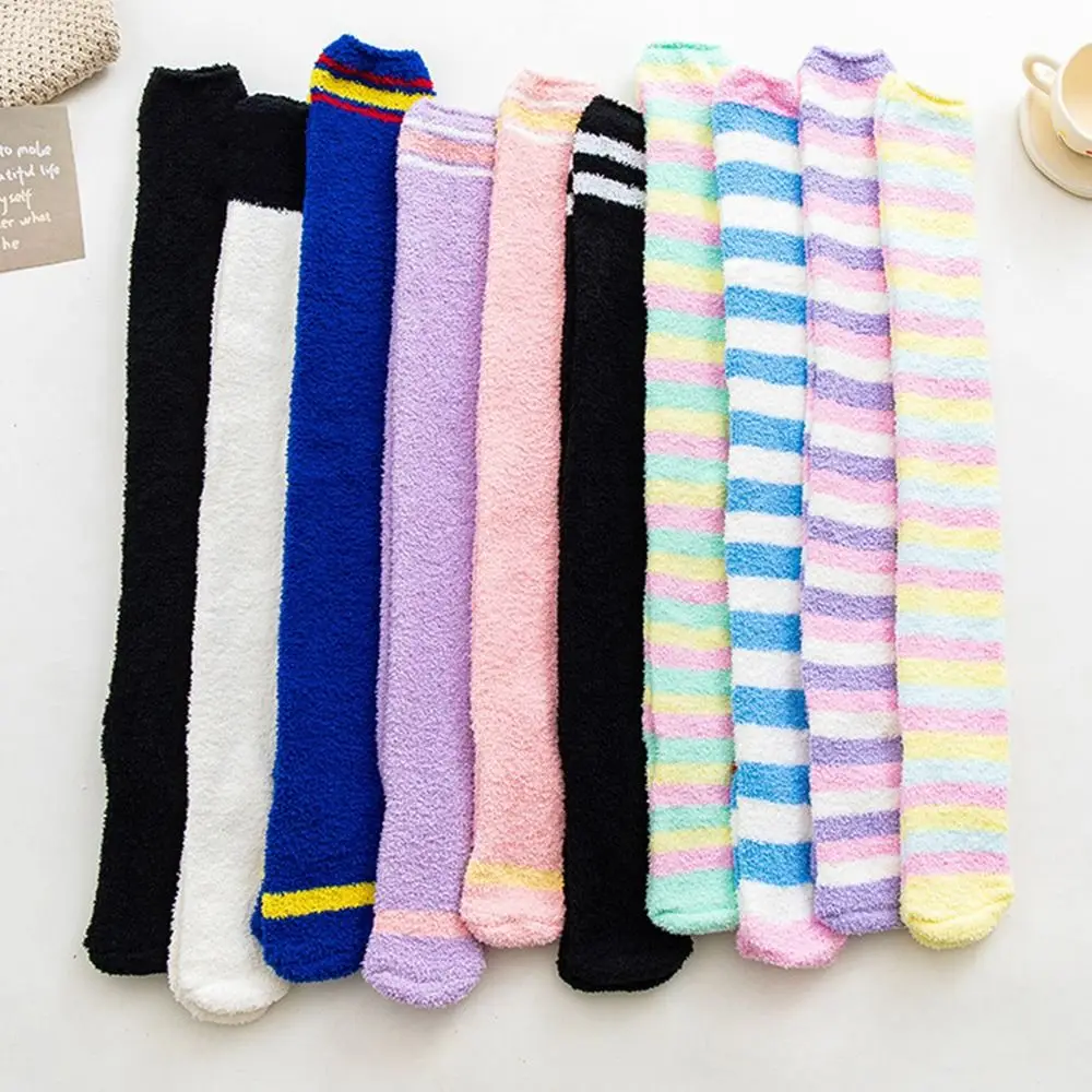Weiche, warme, gestreifte Strümpfe, lange, bequeme Overknee-Socken, warme Beinwärmer aus Korallen-Samt, gestreifte Winterstrümpfe