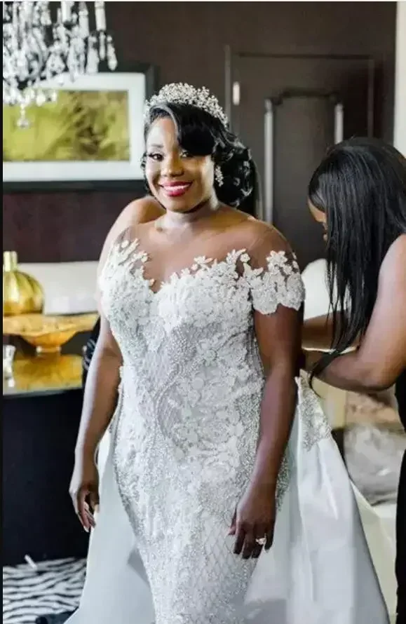 Personalizado decote colher mangas curtas plus size vestido de casamento com trem destacável robe de mariée rendas apliques vestido de noiva