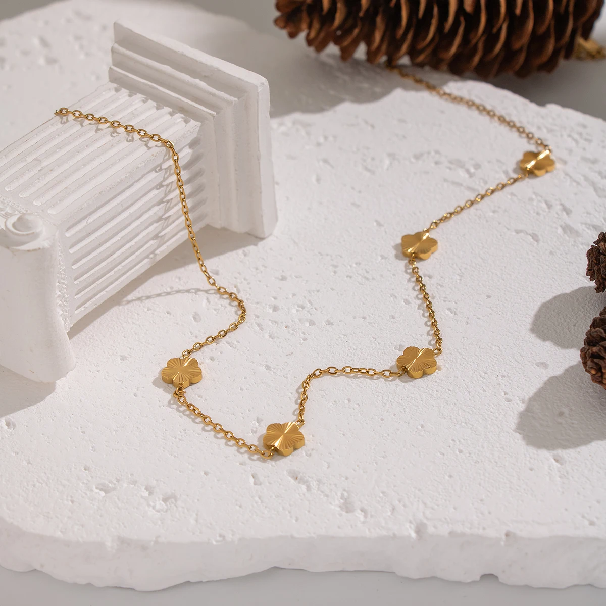 Miia Schmuck 18K PVD Vergoldete Edelstahl-Halskette mit fünf geprägten Kleeblättern, zierlicher Luxusschmuck für Damen – Detail 12