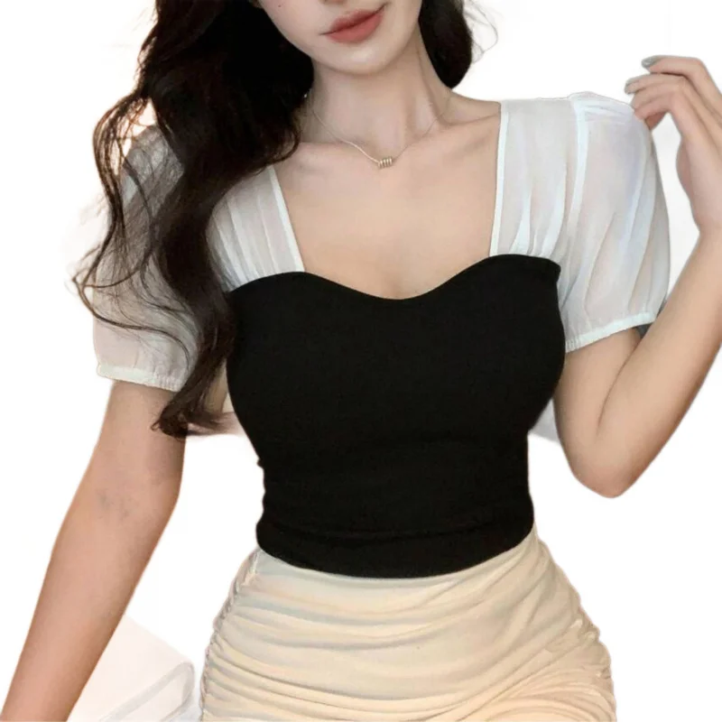 Damska Elegancka Koszulka na Lato do Pracy, Dopasowana, Czarna z Białym Szyfonowym Wstawką, Krótki Rękaw, Kwadratowy Dekolt, Plisowana