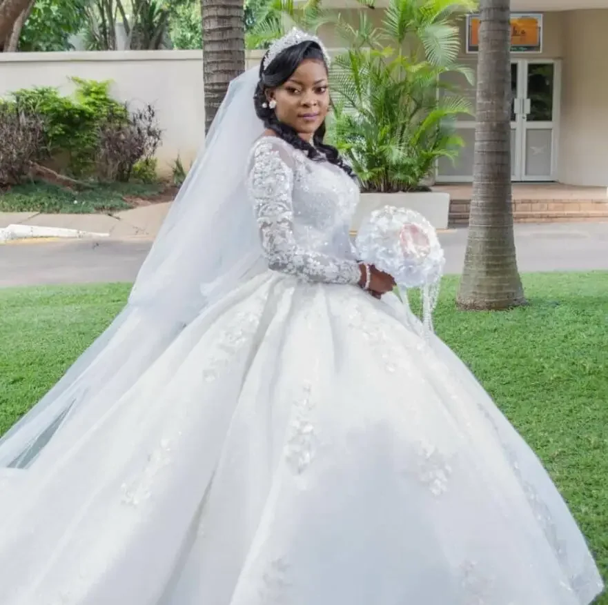 Vestidos de novia de talla grande con cuentas de encaje de princesa de boda blancos personalizados, vestidos de boda africanos de manga larga con cuello de joya