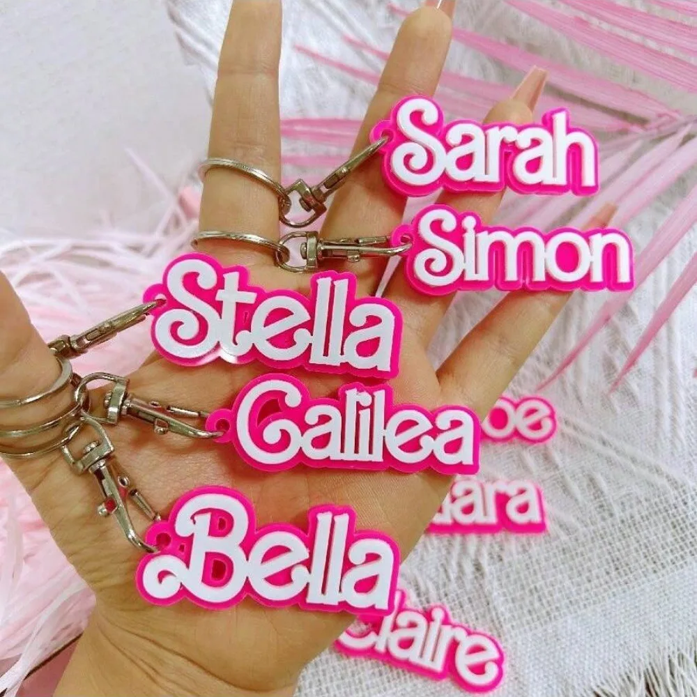 

Custom Fashion Pink White 3D Name Acrylic Keychain Wholesale Personalized Nameplate Tag Backpack Car Vertical Pendant Keyring