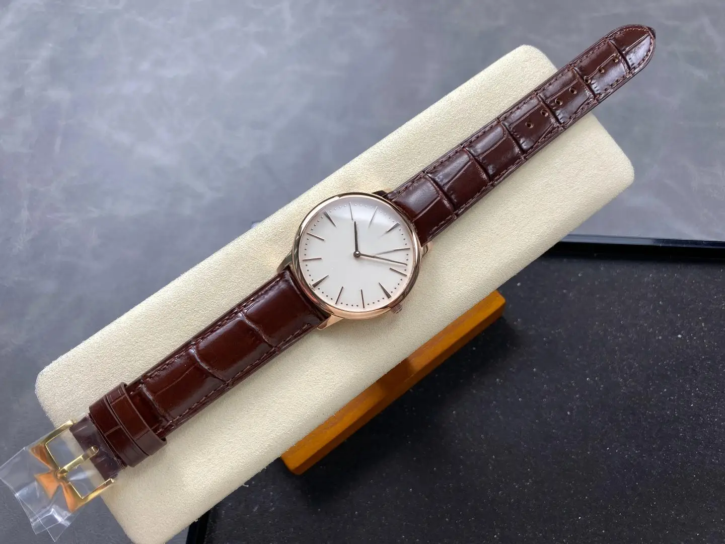 Luxury Designer Style Men's Watch Women's Watch Fashion Analog Quartz Wrist Watch Leather Strap Waterproof Shock‑Resistant Elegant Couple Wristwatch For Birthday Holiday Dating Gift