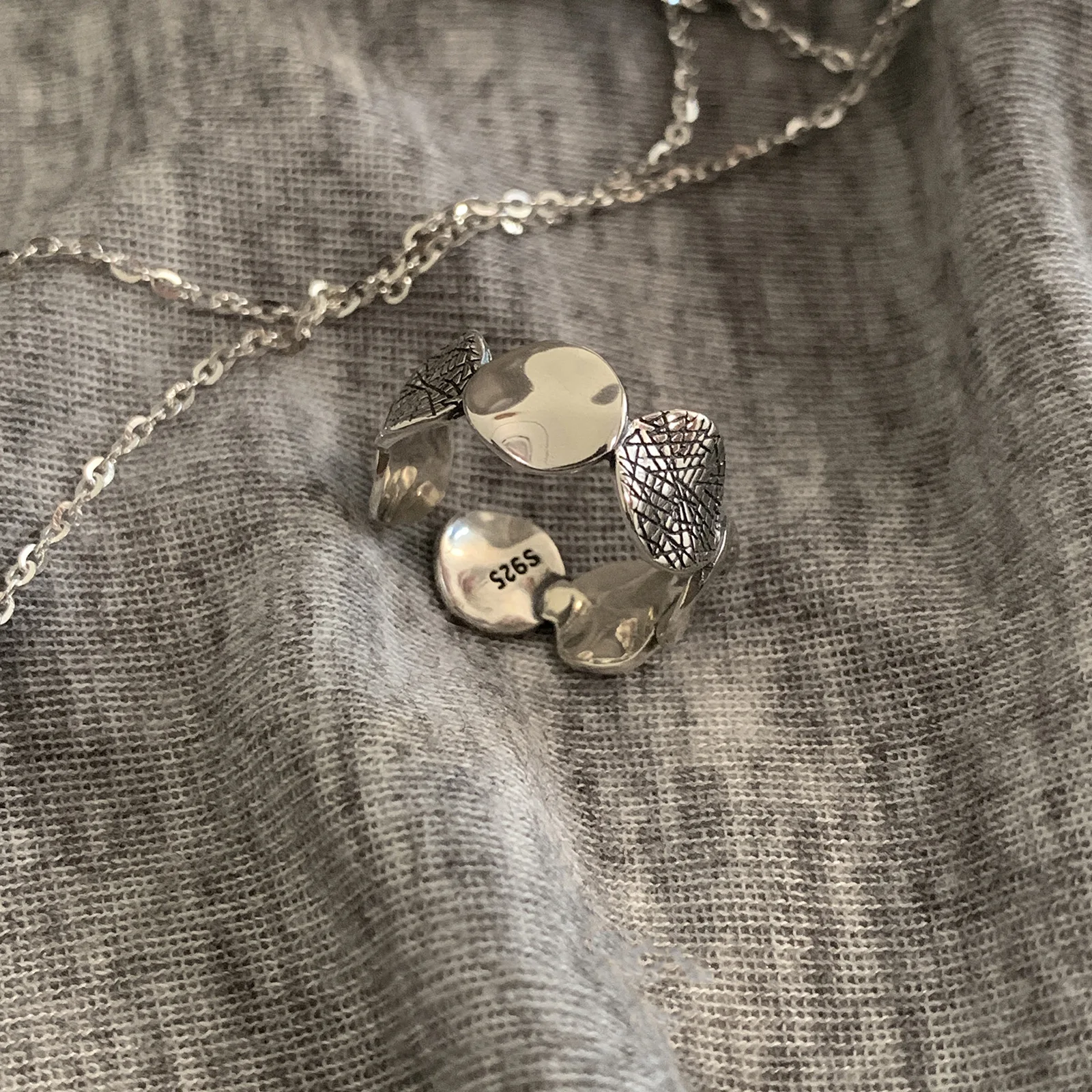 حلقة مفتوحة هندسية غير منتظمة فضية بتصميم شبكي عتيق مناسب لإكسسوارات الطي العصرية الرائعة للفتيات