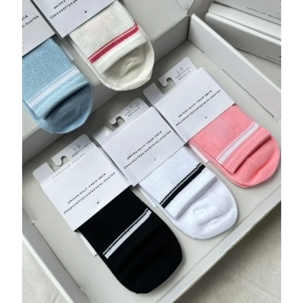 ถุงเท้าโยคะ 2025 สำหรับผู้หญิง ถุงเท้ากีฬา ถุงเท้าลำลอง ถุงเท้าผ้าฝ้าย ถุงเท้ากีฬาตามฤดูกาล แบบยูนิเซ็กซ์ สีดำและสีขาว ถุงเท้ายาว อุปกรณ์เสริม