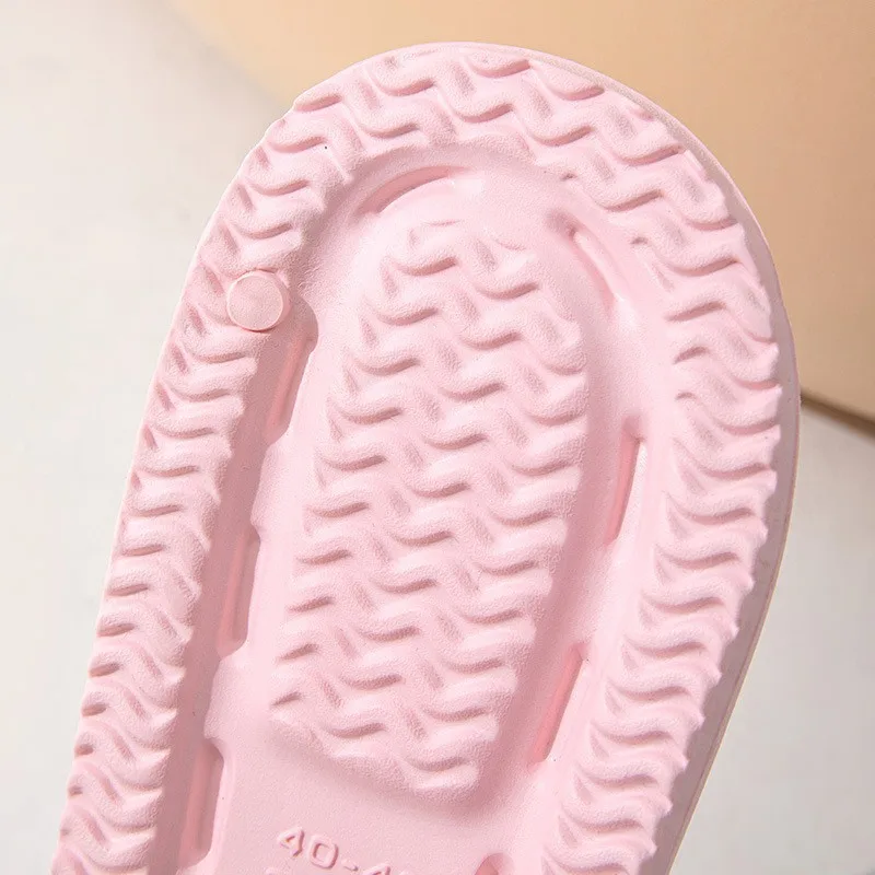 صنادل صيفية لعام 2025 بنعل سميك للنساء لارتدائها في الخارج وتشعر بأنها يخطو على البراز. شبشب حمام داخلي بنعل ناعم