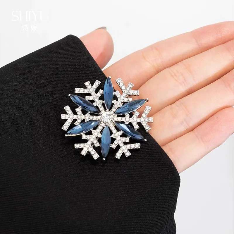 Exquisite Women‘s Brooch Crystal Snowflake Lapel Pins for Men Blue CZ Rhinestone Suit Clothes Badge Luxury Jewelry Accessories