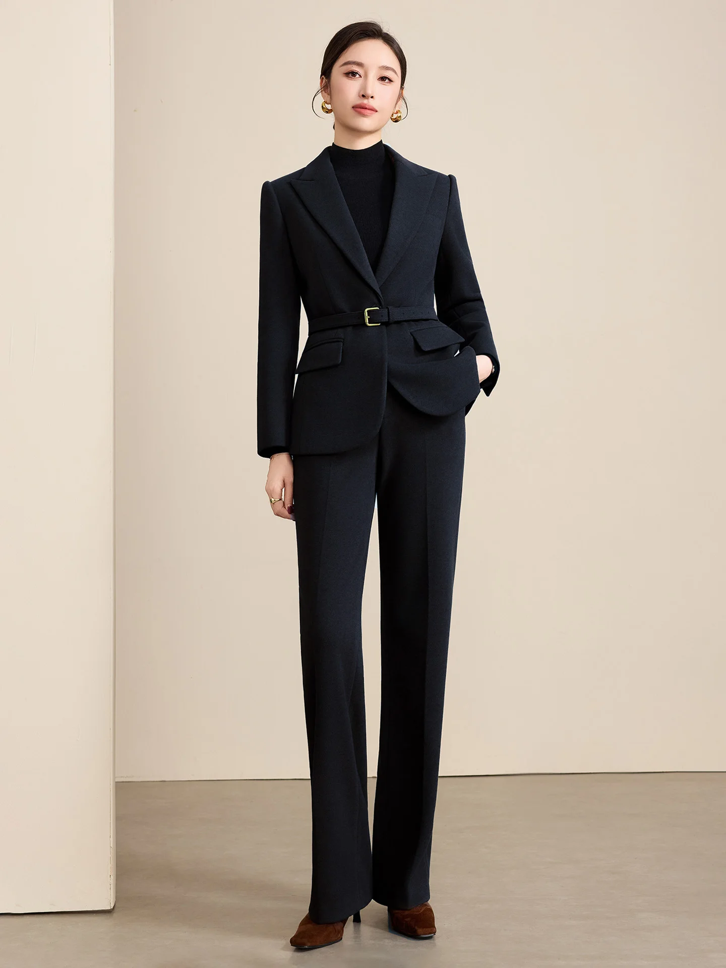 

Костюм-двойка из твида приталенного кроя в королевском синем цвете для женщин: осенне-зимний деловой комплект с брюками с высокой талией и широкими штанинами