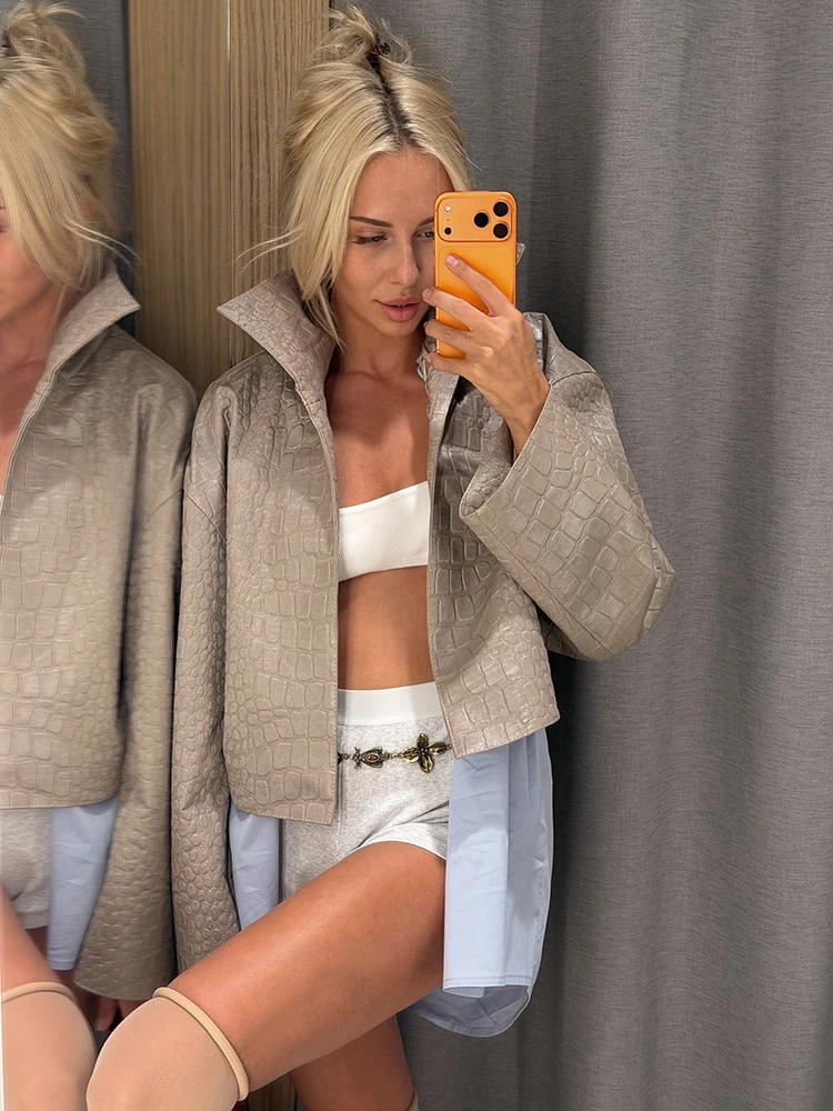 Minimalistische geprägte Kunstlederjacke für Damen, weiß, Stehkragen, offener Schnitt, lange Ärmel, kurzer Mantel, modische Streetwear für Partys. – Detail 7