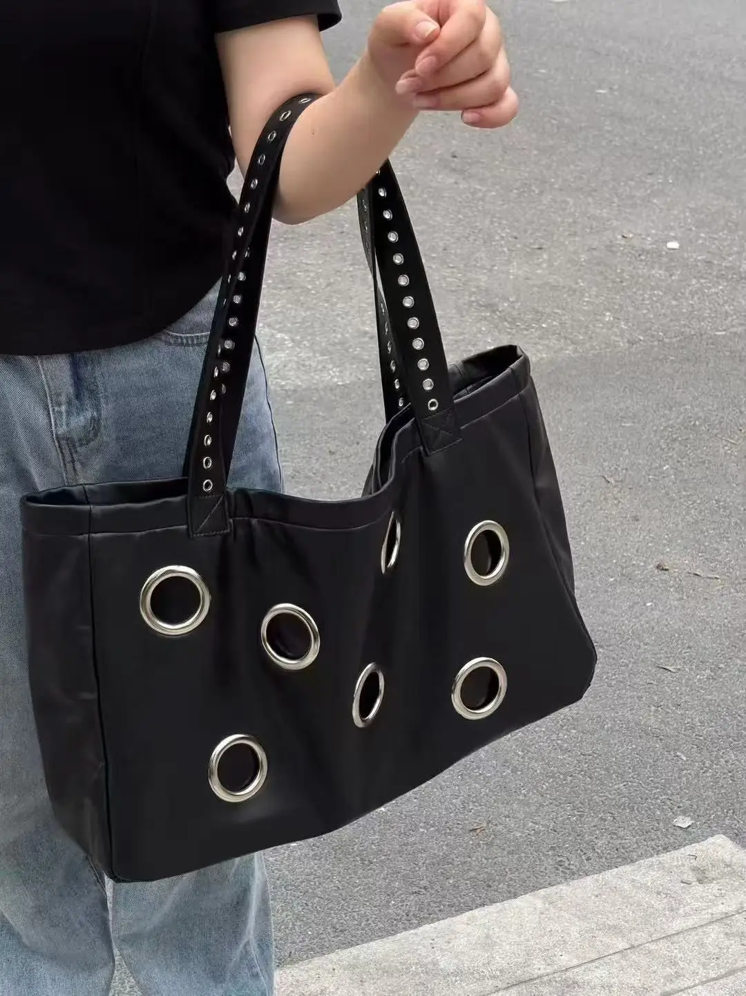 

Fashion Rivet Bucket Bag Large Capacity Casual Tote Bag Textured Women Handbag Luxury Designer Shoulder Bag
