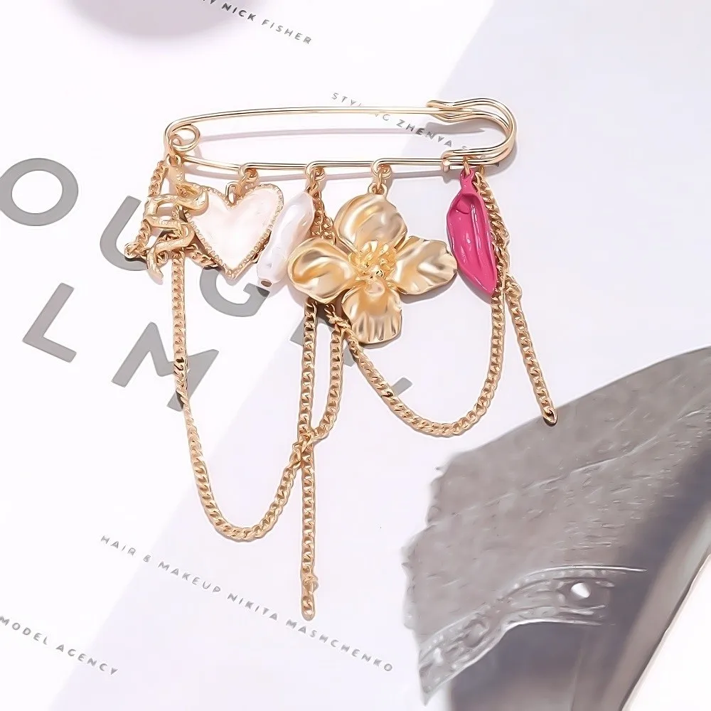 Sweet Style Tassel Brooch Tightening Design Sense Heart Flower Brooch Portable Multi-functional Vintage Brooch Style Enhancement
