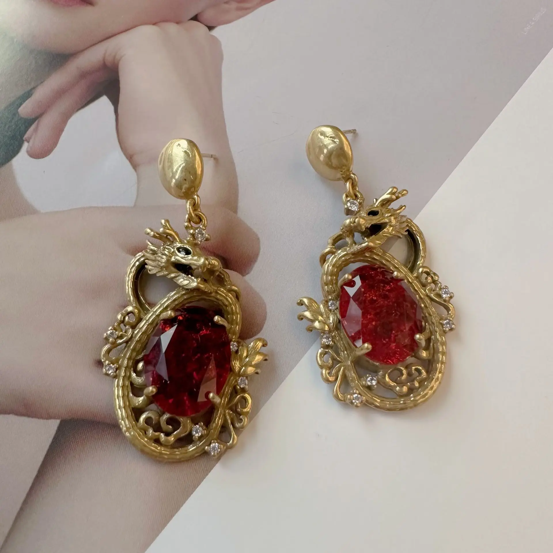 

European and American vintage reengravings of old golden pigeon blood rhinestone three-dimensional hollow earrings