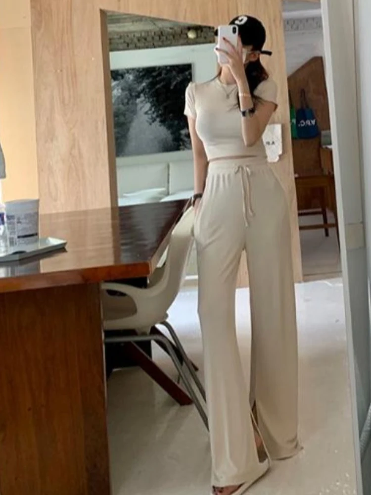 طقم نسائي أنيق مكون من تي شيرت قصير ضيق وبنطلون واسع الساق بخصر مرتفع وياقة مستديرة #1