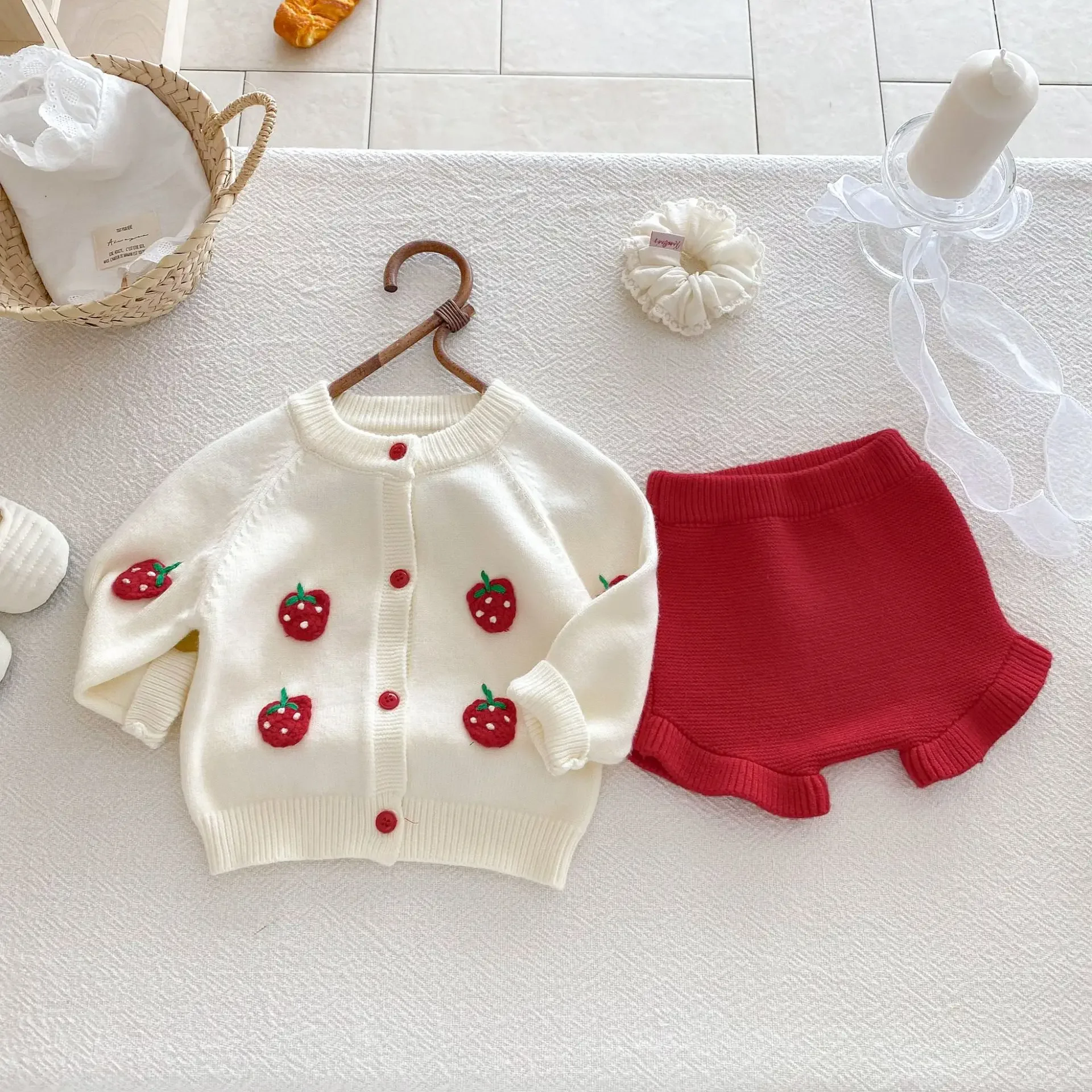 conjunto-de-punto-de-algodon-coreano-para-bebe-nina-primavera-2026-para-recien-nacidos-cardigan-bordado-de-fresa-y-pantalones-cortos-con-volantes-traje-de-2-piezas