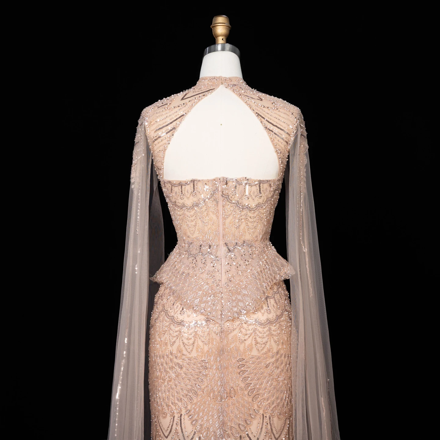 Sharon Said Luxuriöses Champagnerfarbenes Perlenbesetztes Meerjungfrauen-Abendkleid mit Tüll-Cape-Ärmeln, hohem Kragen, Dubai, formelle Partykleider SS018, maßgeschneidert – Detail 11