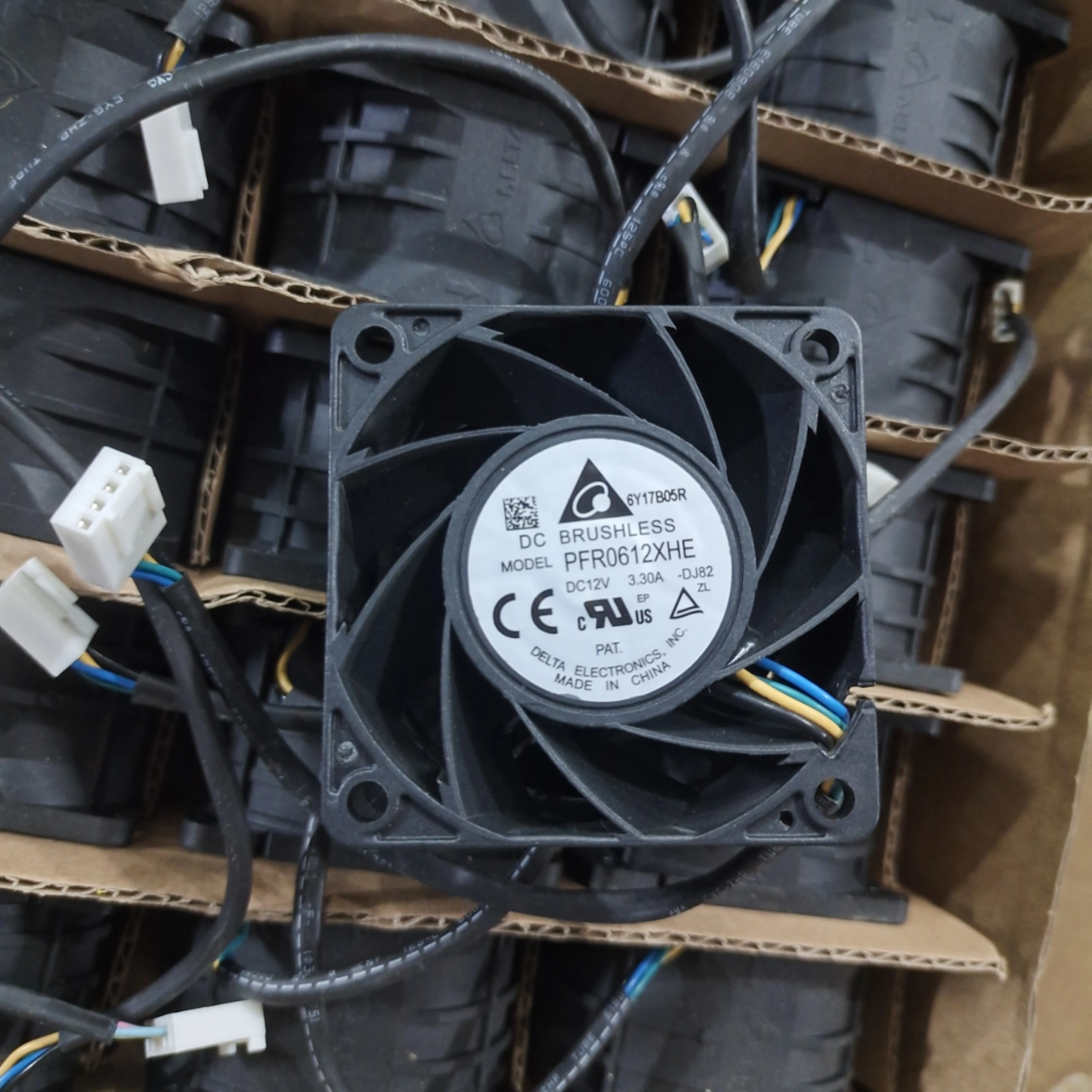 

Delta PFR0612XHE DJ82 DC 12 В 3,30 А 60x60x38 мм 4-проводной охлаждающий вентилятор для сервера