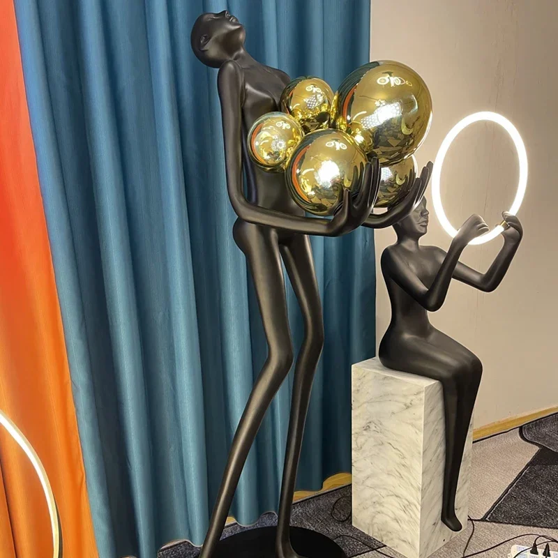 Postmodernistyczna lampa podłogowa z charakterem, designerska hotelowa lampa do korytarza rozrywkowa, humanoidalny rzeźba artystyczna, piłka