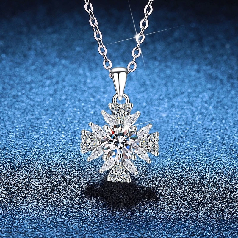 

Platinum PT950 18K Gold Inlaid 1-carat Moissanite Sunflower Pendant with A Stylish and Elegant Design, Women's Collarbone Chain