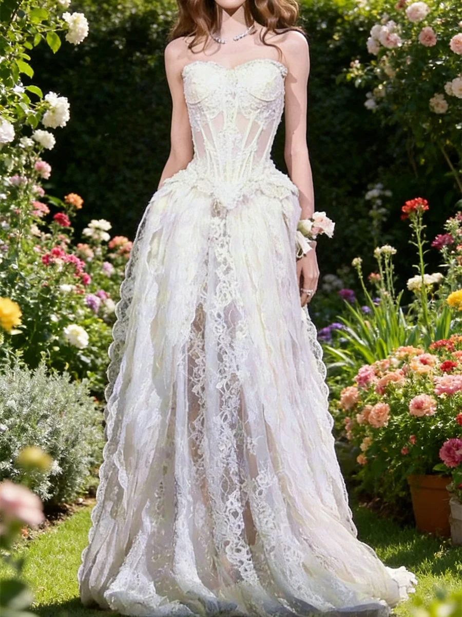 Eleganckie koronkowe suknie ślubne bez rękawów z dekoltem w serduszko, falbanami i krojem A-line, szyte na miarę.