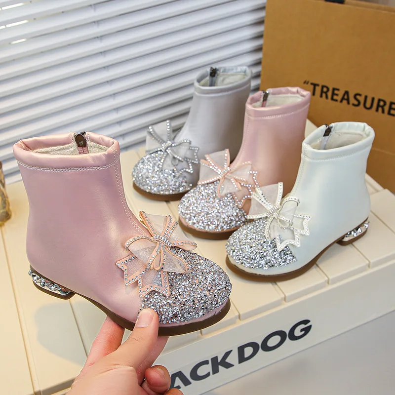 

2025Осенние новые детские кожаные ботинки с бриллиантами и толстой подошвой, противоскользящие ботильоны с бантом для девочек, простые универсальные детские повседневные ботинки