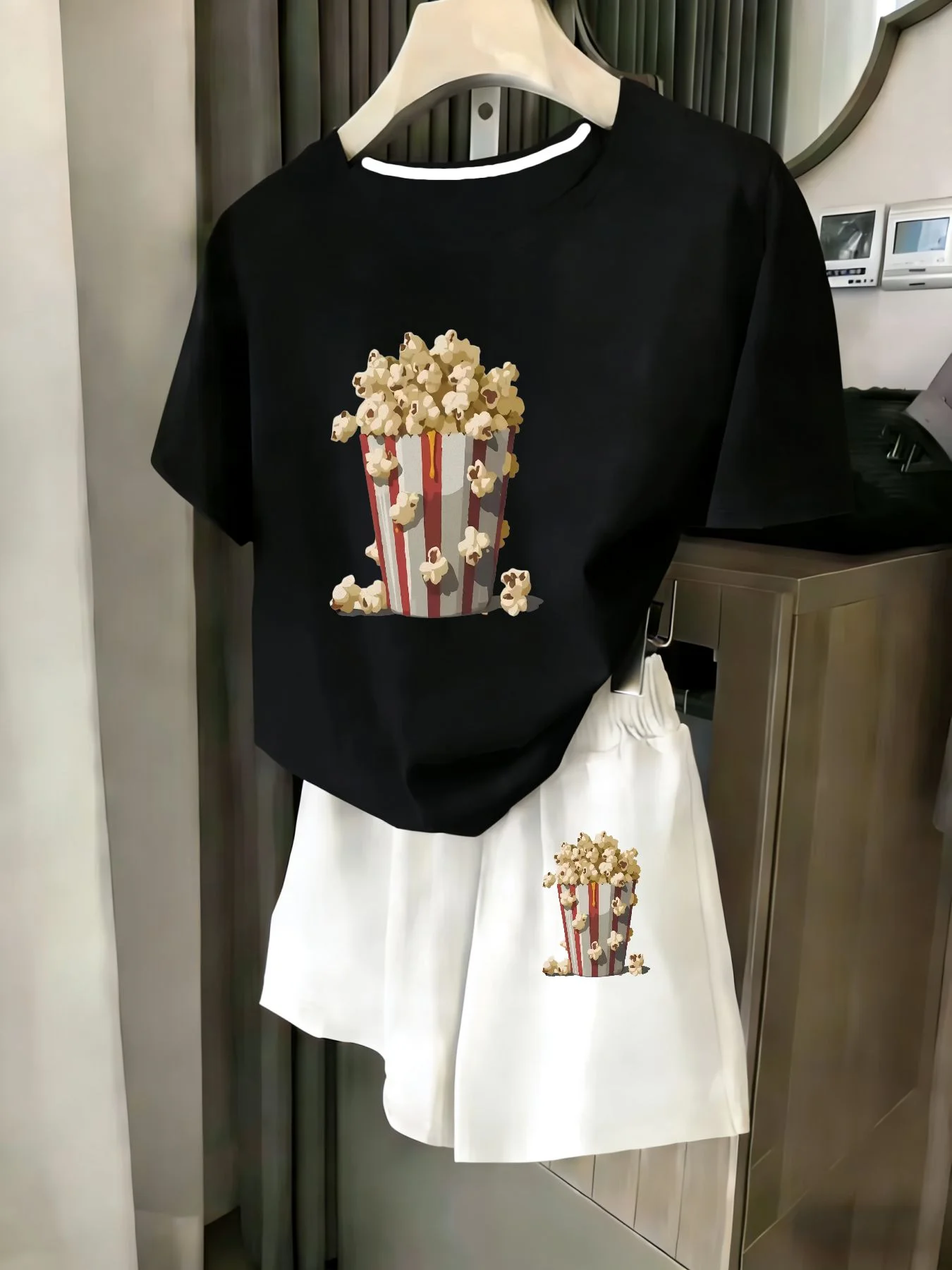 Conjunto de 2 piezas para mujer, camiseta informal con cuello redondo y manga corta con estampado aleatorio, pantalones cortos con cintura elástica, traje cómodo para vacaciones en la playa de verano