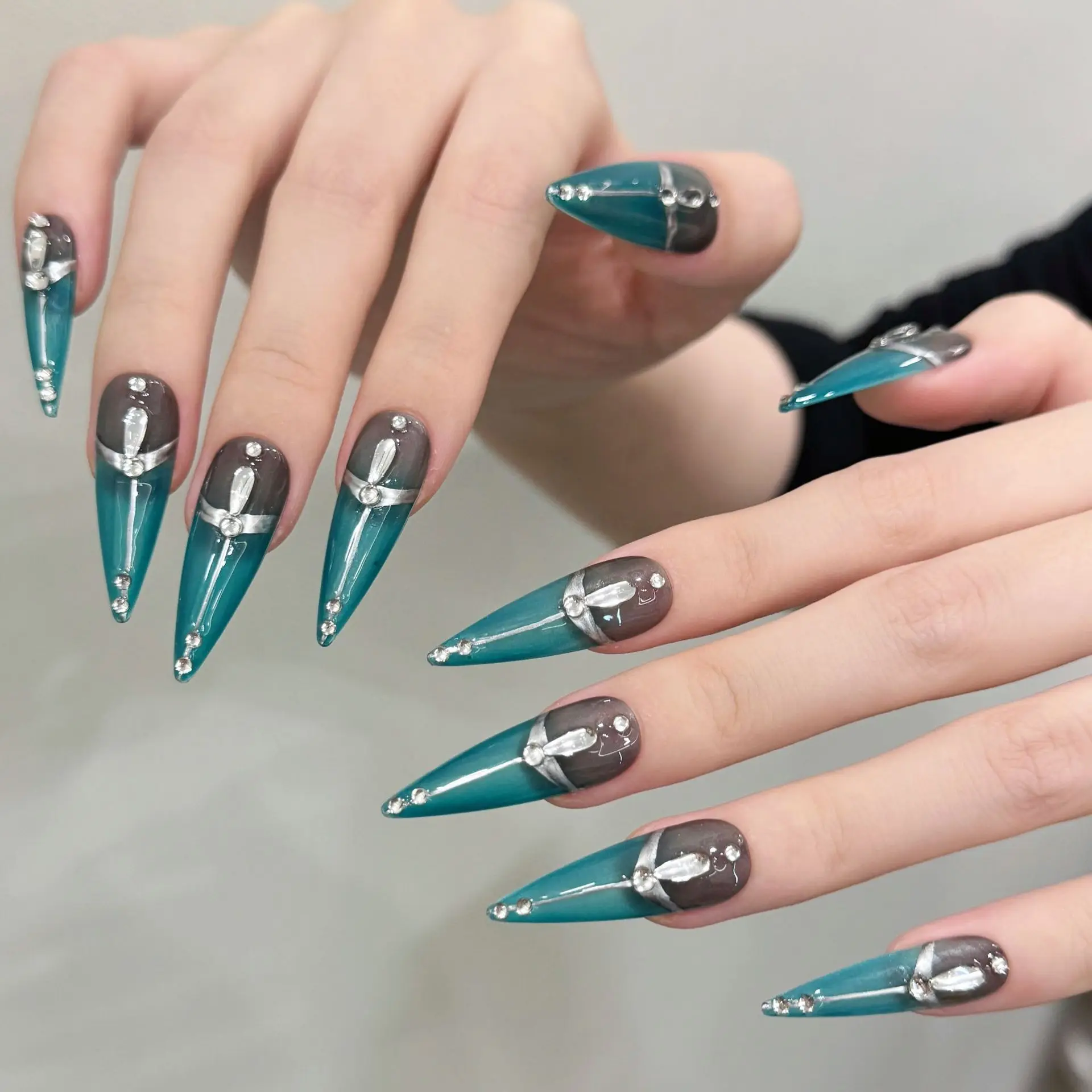 10 Stück handgemachte Y2K lange Stiletto-Nägel zum Aufdrücken, grünes Metall-Strass-Design, heiße Mädchen-Kunstnägel, tragbare falsche Nagelspitzen