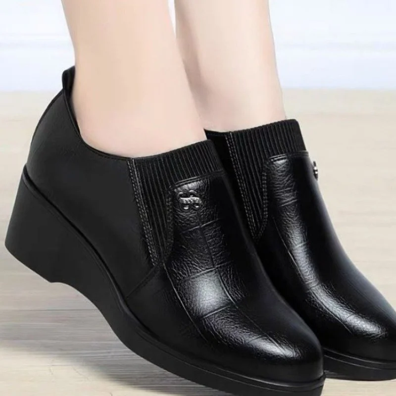 

2025 Autumn/Winter Women's Low-Heel Mom Shoes - Elastic Deep-V Short Boots, Comfortable Soft Sole for Dress Matching