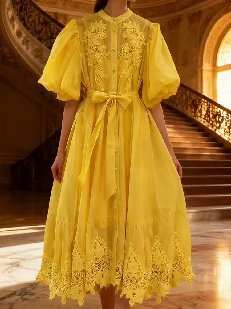 

Новое летнее однобортное свободное платье с воротником-стойкой и короткими рукавами с вышивкой на бретельках, ажурная кружевная талия, длинная юбка А-силуэта.