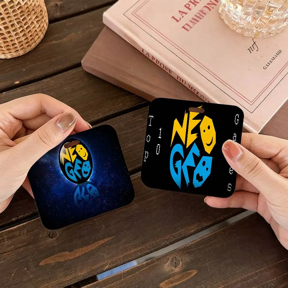 

Держатель для кредитных карт, удостоверений личности и бейджей Neo Geo Logo Pocket с ремешком на шею