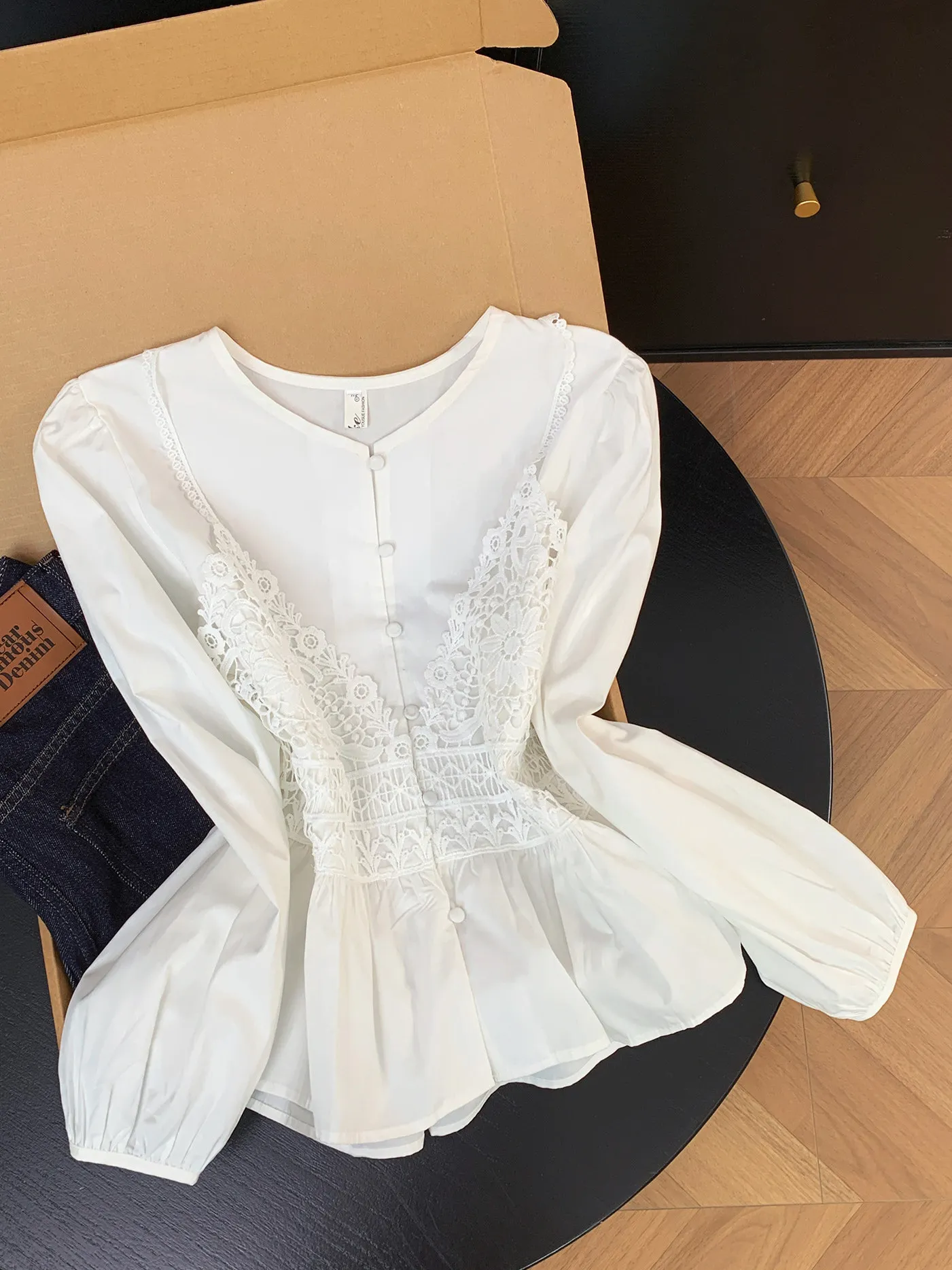 

Нежная белая блузка с кружевными вставками для женщин, модная модель весеннего сезона, из смесовой хлопковой ткани, с круглым вырезом и длинными рукавами-фонариками.