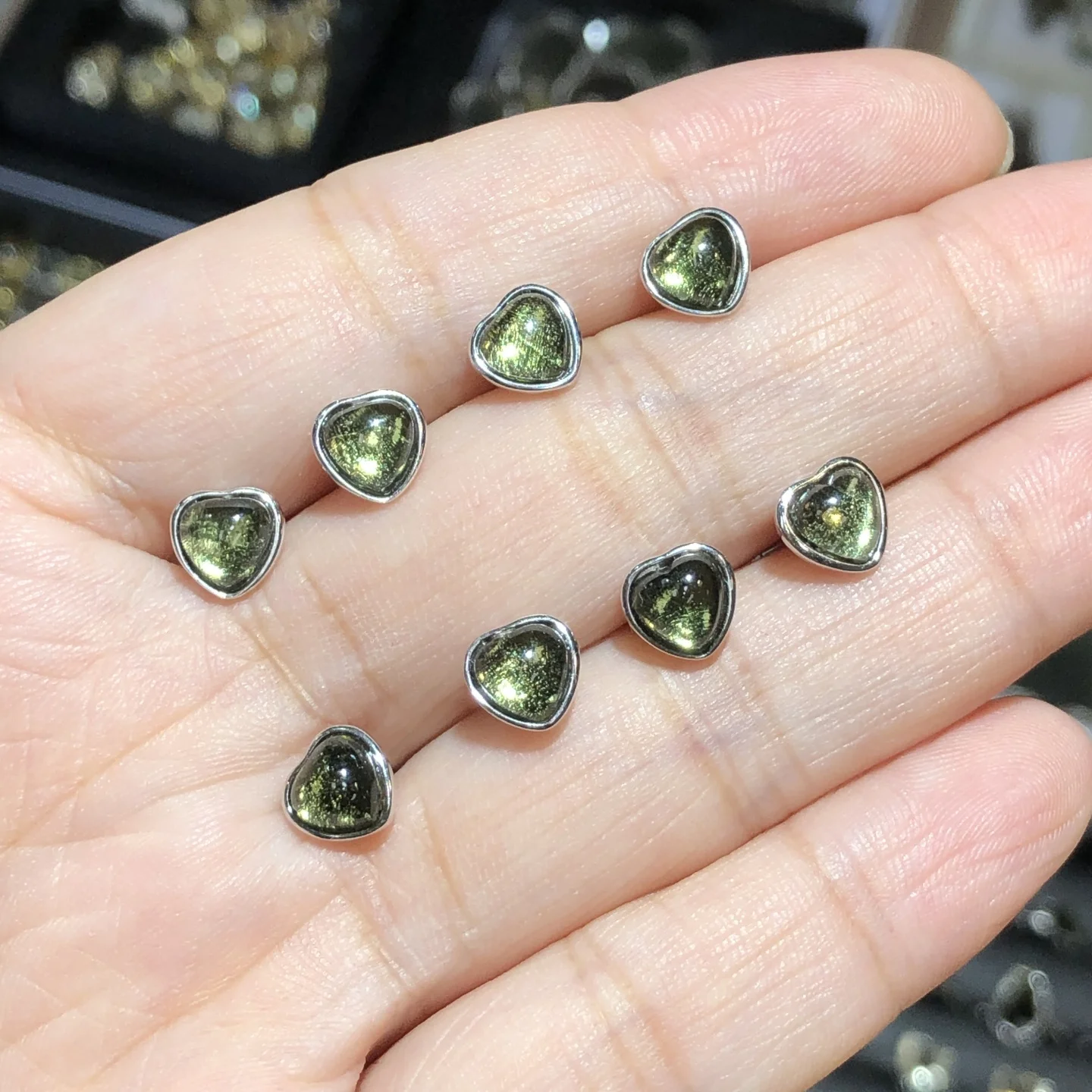 1 قطعة Fengbaowu الطبيعية مولدافيت قرط على شكل قلب 925 فضة شكل قلب حجر الريكي أحجار استشفاء مجوهرات هدية الرجال النساء