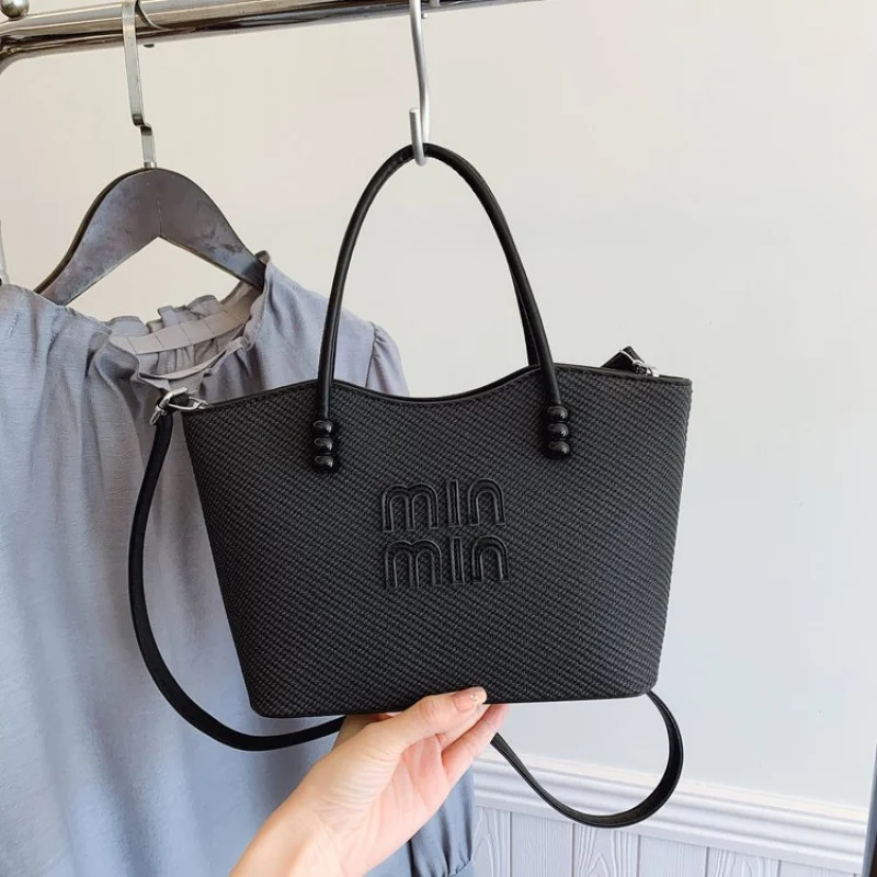 حقيبة يد نسائية فاخرة مصنوعة من الجلد الناعم، كاجوال باريس، عصري، أنيق، مظهر يومي ​