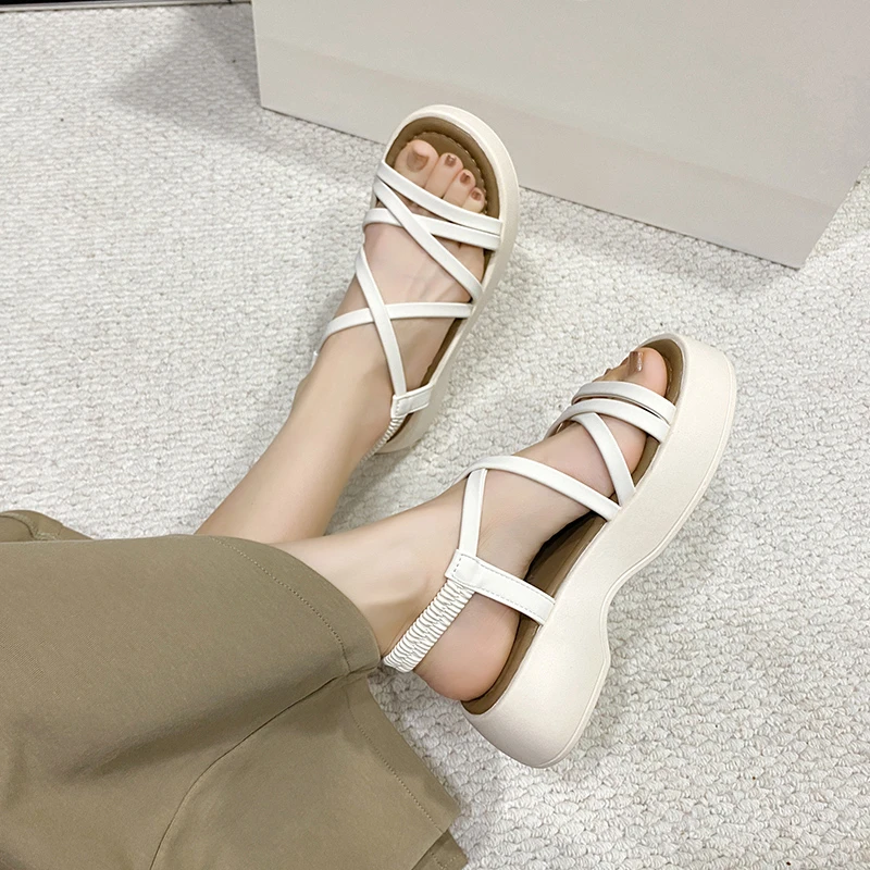 Modne sandały na platformie z grubą podeszwą dla kobiet 2024 Summer New Korean Style Cross Strap High-heeled Casual Shoes