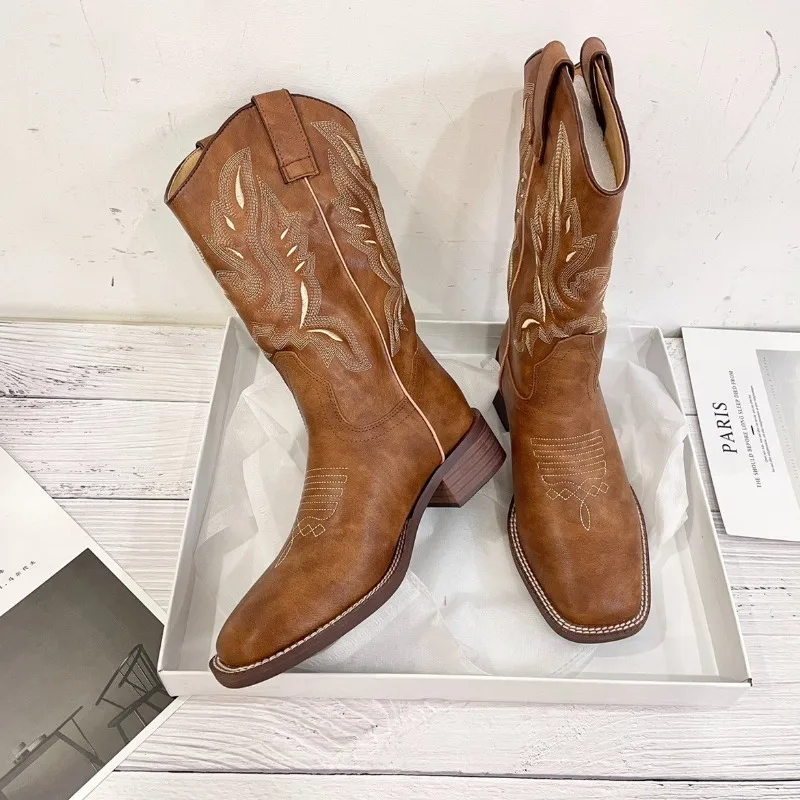 Botas vaqueras marrones Retro para mujer, zapatos cómodos con bordado de punta cuadrada y micrófono, talla grande, nuevo estilo a la moda