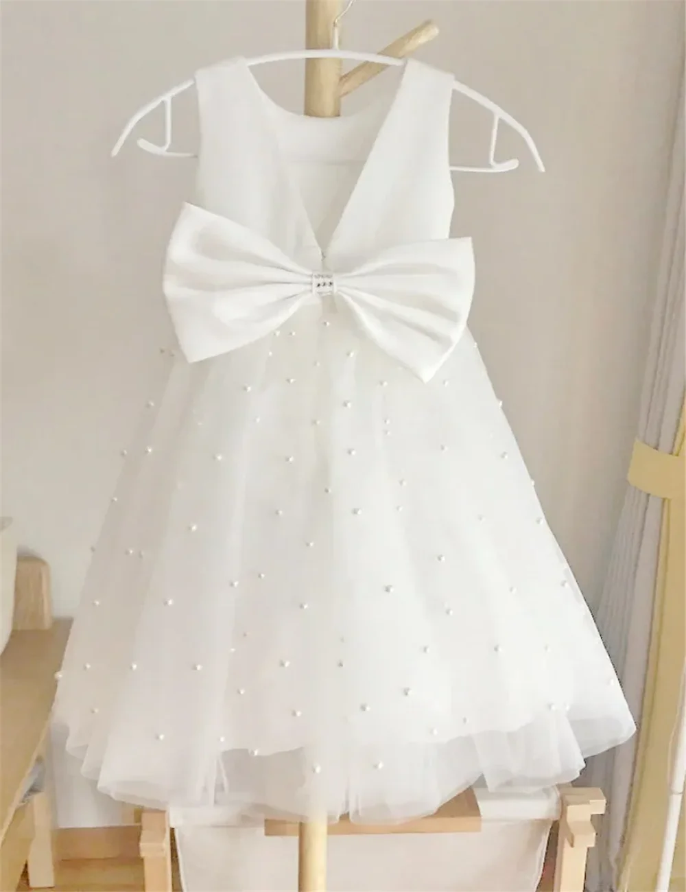 

First Communion Gown Flower Girl Dress Elegant Tulle Features Crew Neck Pearls White Sleeveless For Wedding Kids Birthday Gift