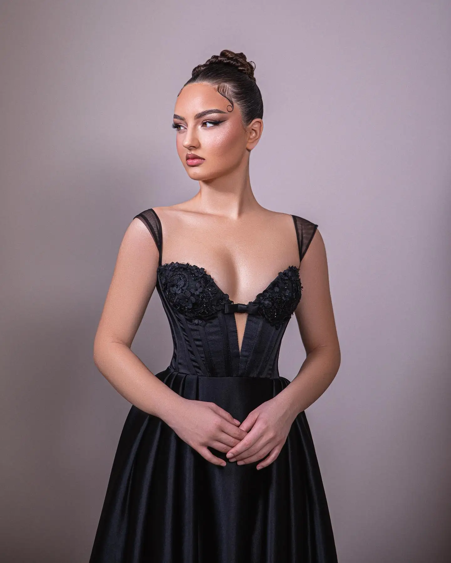 แฟชั่นที่กำหนดเองซาตินเอ-ไลน์สายรัดปาเก็ตตี้แอพพลิเคชันดอกไม้ประดับด้วยลูกปัดชุดราตรีที่ละเอียดอ่อนแขนกุดชุดคนดัง